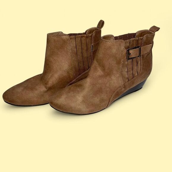 Mia Women's Tan and Brown Boots - Picture 1 of 4
